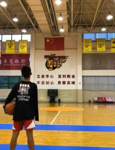 独臂篮球少年和徐杰单挑，在篮球赛逐梦的道上永远在前行