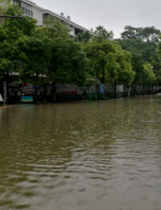 桂林暴雨，驾驶人员注意暴雨气温、留意观查、维持车距