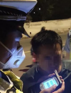 检测酒驾未达标男子扑交警怀里，喜极而泣！