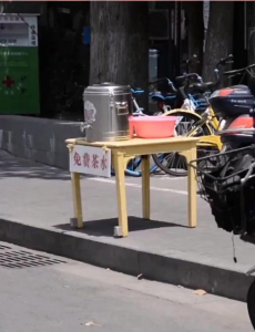 摆了22年的免费茶摊，南京茶摊奶奶又要出摊了