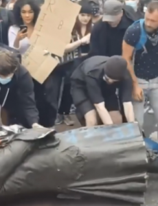 英国示威者将奴隶贩子雕像扔河中并齐声欢呼