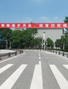 热烈欢迎回校！武汉大学生陆续返校