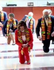 佩洛西单膝跪地默哀，抗议者被批作秀