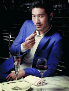 高以翔给每一个探班粉丝送礼物，高以翔用生命诠释了什么叫绅士