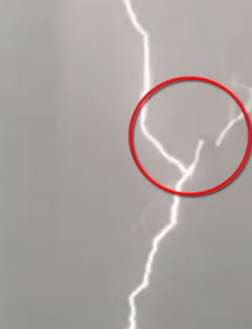 伦敦一架客机被三道闪电击中后继续飞行