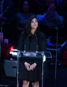 瓦妮莎起诉直升机公司文件，寻求巨额经济赔偿