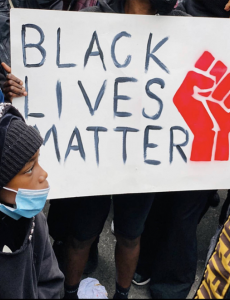 麦当娜拄拐游行不戴口罩，参加抗议游行