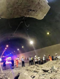 四川雅安一隧道坍塌，公安交警已对该路段实施交通管制