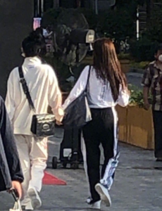 偶遇虞书欣赵小棠逛街，赵小棠走路姿势太豪横