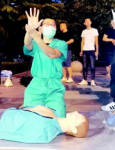 援鄂医生自费摆摊普及心肺复苏，手把手地教，并重复讲解着要点