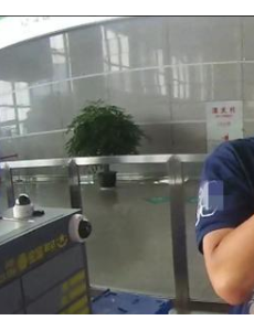 带白酒过安检被查当场把酒喝光，民警只得嘱咐该男子多注重身体