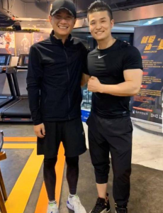 文章现身健身房撸铁表情凶狠，脖子上青筋暴起