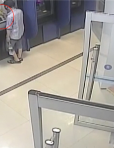 男子深夜持锤狂砸ATM机但他还不是冲着钱去的