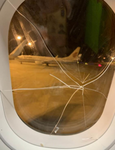 失恋女子酒后砸破舷窗致航班备降，已被警方刑拘