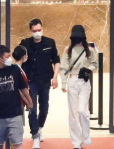 赵丽颖带儿子现身,全程不见冯绍峰的身影