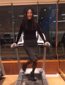 宁静穿高跟鞋在跑步机上跳舞，网友：大呼绝了