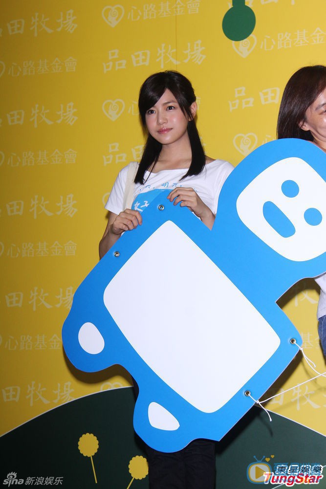 陈妍希公益慈善活动 陈妍希甜美亮相 陈妍希以健康甜美形象受心路基金会之邀担任公益爱心大使，18日下午出席爱心活动。对于昔日绯闻对象兼好友的柯震东重返校园表示支持和鼓励。TUNGSTAR/文并图