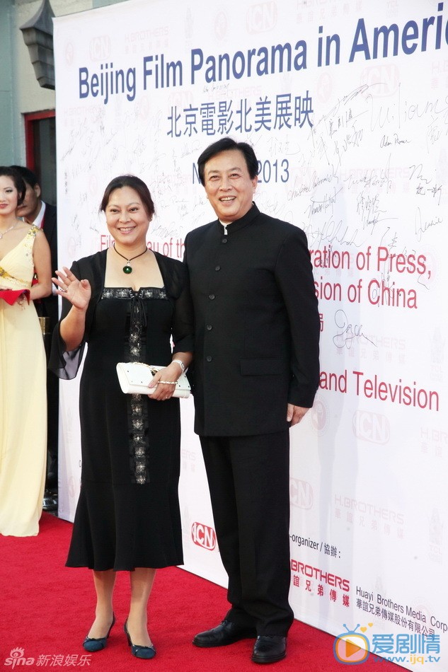 唐国强出席活动照 唐国强与夫人壮丽 导演冯小刚手印礼于洛杉矶时间11月1日上午在美国好莱坞的TCL中国大剧院举行。冯小刚携夫人徐帆、好友张国立夫妇，及华谊兄弟老总王中军王中磊出席了活动。