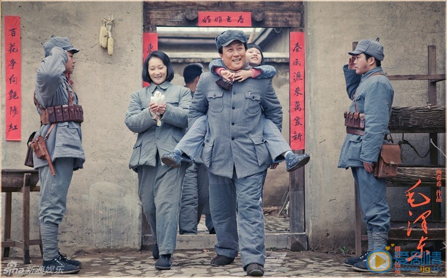 唐国强毛泽东剧照 《毛泽东》唐国强登场 出演29次仍难模仿 《毛泽东》正在央视一套和湖南卫视黄金档热播，唐国强在剧中出演中老年毛泽东，已出演过29次毛主席的他仍感压力山大，坦言：“伟人思想难模仿。”