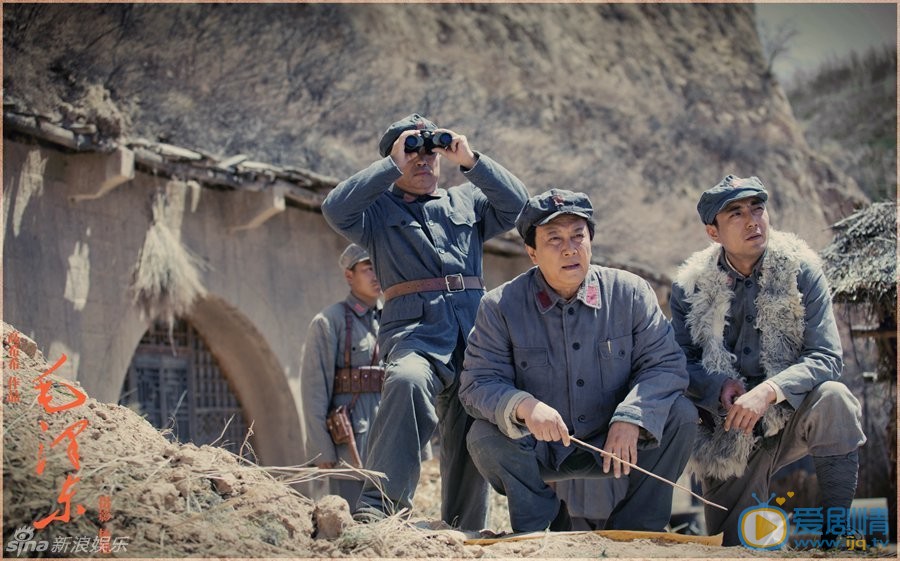 唐国强毛泽东剧照 《毛泽东》唐国强登场 出演29次仍难模仿 《毛泽东》正在央视一套和湖南卫视黄金档热播，唐国强在剧中出演中老年毛泽东，已出演过29次毛主席的他仍感压力山大，坦言：“伟人思想难模仿。”