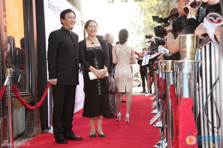 唐国强出席活动照 唐国强与夫人壮丽 导演冯小刚手印礼于洛杉矶时间11月1日上午在美国好莱坞的TCL中国大剧院举行。冯小刚携夫人徐帆、好友张国立夫妇，及华谊兄弟老总王中军王中磊出席了活动。