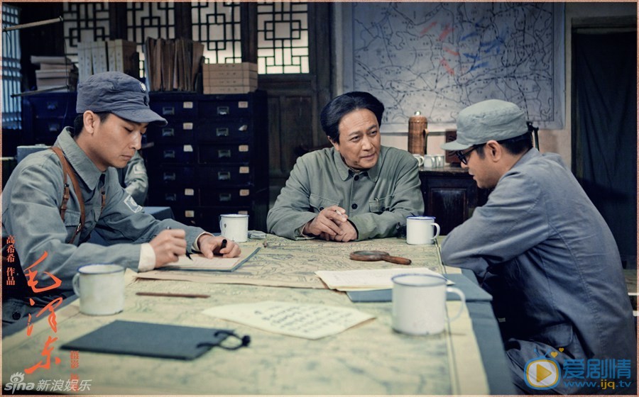 唐国强毛泽东剧照 《毛泽东》唐国强登场 出演29次仍难模仿 《毛泽东》正在央视一套和湖南卫视黄金档热播，唐国强在剧中出演中老年毛泽东，已出演过29次毛主席的他仍感压力山大，坦言：“伟人思想难模仿。”