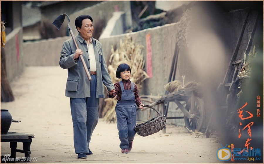 唐国强毛泽东剧照 《毛泽东》唐国强登场 出演29次仍难模仿 《毛泽东》正在央视一套和湖南卫视黄金档热播，唐国强在剧中出演中老年毛泽东，已出演过29次毛主席的他仍感压力山大，坦言：“伟人思想难模仿。”