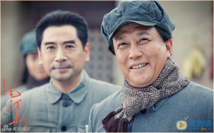 唐国强毛泽东剧照 《毛泽东》唐国强登场 出演29次仍难模仿 《毛泽东》正在央视一套和湖南卫视黄金档热播，唐国强在剧中出演中老年毛泽东，已出演过29次毛主席的他仍感压力山大，坦言：“伟人思想难模仿。”