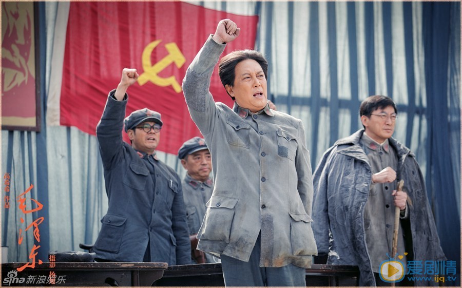 唐国强毛泽东剧照 《毛泽东》唐国强登场 出演29次仍难模仿 《毛泽东》正在央视一套和湖南卫视黄金档热播，唐国强在剧中出演中老年毛泽东，已出演过29次毛主席的他仍感压力山大，坦言：“伟人思想难模仿。”