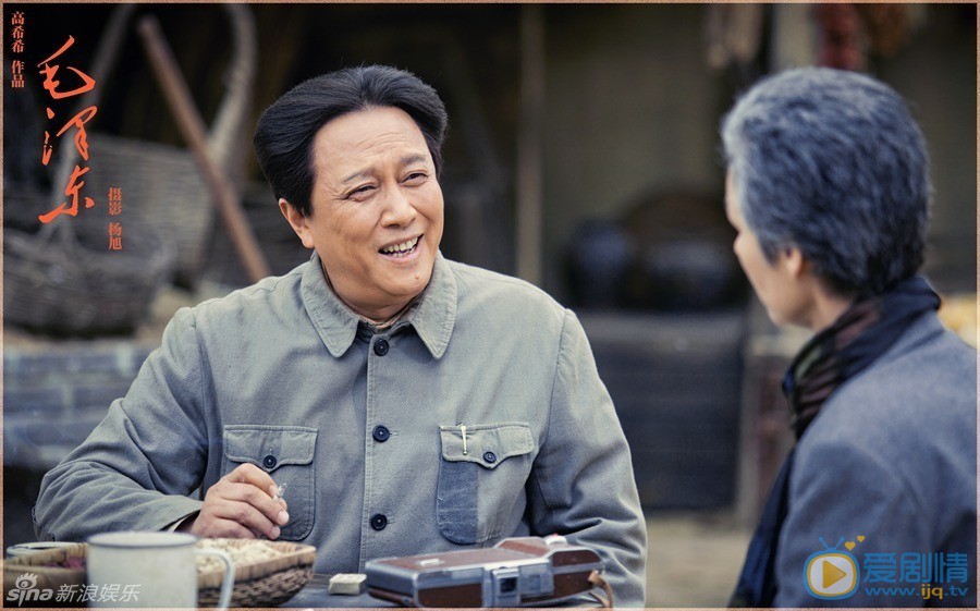 唐国强毛泽东剧照 《毛泽东》唐国强登场 出演29次仍难模仿 《毛泽东》正在央视一套和湖南卫视黄金档热播，唐国强在剧中出演中老年毛泽东，已出演过29次毛主席的他仍感压力山大，坦言：“伟人思想难模仿。”