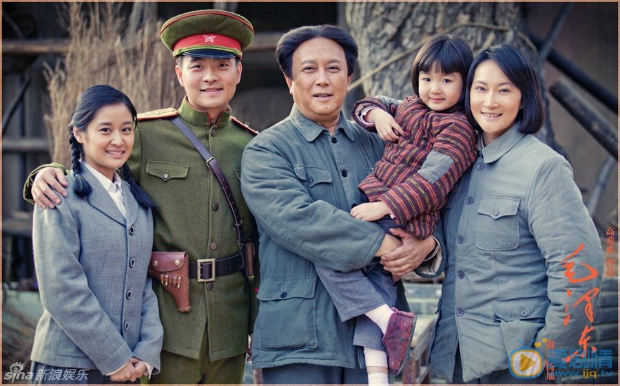 唐国强毛泽东剧照 《毛泽东》唐国强登场 出演29次仍难模仿 《毛泽东》正在央视一套和湖南卫视黄金档热播，唐国强在剧中出演中老年毛泽东，已出演过29次毛主席的他仍感压力山大，坦言：“伟人思想难模仿。”