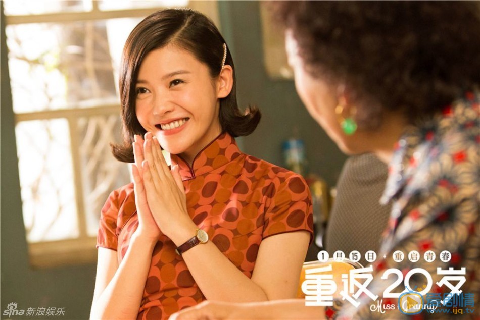 杨子姗鼓掌剧照《重返20岁》片方发布了首款特辑&ldquo;90后奶奶的小秘密&rdquo;，喜感呈现杨子姗与归亚蕾&ldquo;两个奶奶&rdquo;的&ldquo;神同步&rdquo;。