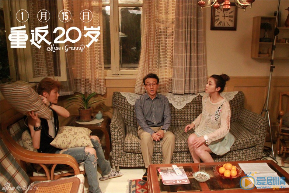 杨子姗与陈柏霖剧照 《重返20岁》公布了&ldquo;奶奶去哪儿&rdquo;版人物海报。与以往其他电影的人物海报不同的是，这款海报形成了一场有趣的对话，&ldquo;萌孙&rdquo;鹿晗惊讶的询问&ldquo;奶奶去哪儿了？&rdquo;