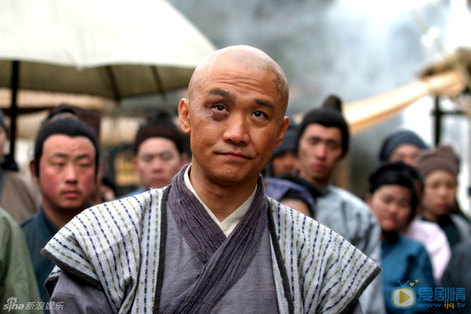黄志忠高清剧照 黄志忠鼻青脸肿 由黄志忠领衔出演的《皮五传奇》正在山东卫视热播，日前黄志忠一组“被打”剧照曝光。为饰演皮五黄志忠可谓“吃尽苦头”，扮乞丐、被殴打也成了家常便饭。