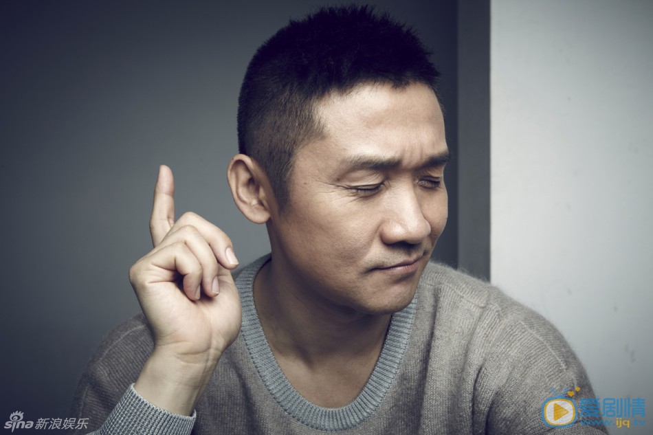 黄志忠个人写真 镜头下的黄志忠 日前，飞天、白玉兰双料视帝黄志忠一组“呆萌”写真曝光，镜头下的黄志忠一改往日荧幕上的硬汉军人形象，表情丰富频频卖萌。