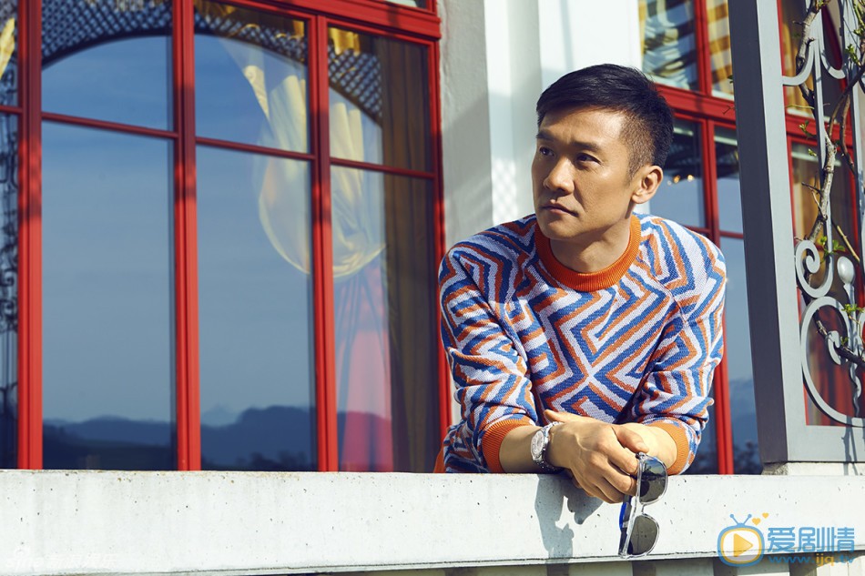 黄志忠个人写真 黄志忠服装配色大胆 黄志忠日前曝光了一组为《OK!精彩》远赴瑞士拍摄的活力写真大片，悠哉享受瑞士雪山脚下的阳光和美景，活力十足的硬汉新形象让人眼前一亮。