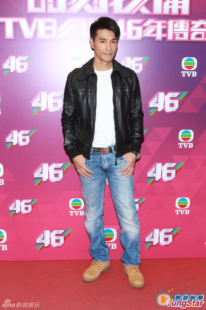 陈展鹏活动照片 陈展鹏 TVB高层梁乃鹏携香港小姐主持台庆46周年亮灯仪式。陈豪、黎耀祥、杨怡、马国明、吴启华、钟嘉欣、陈法拉均以剧集造型前排亮相，郑裕玲、陈百祥、谢贤等亦到场。