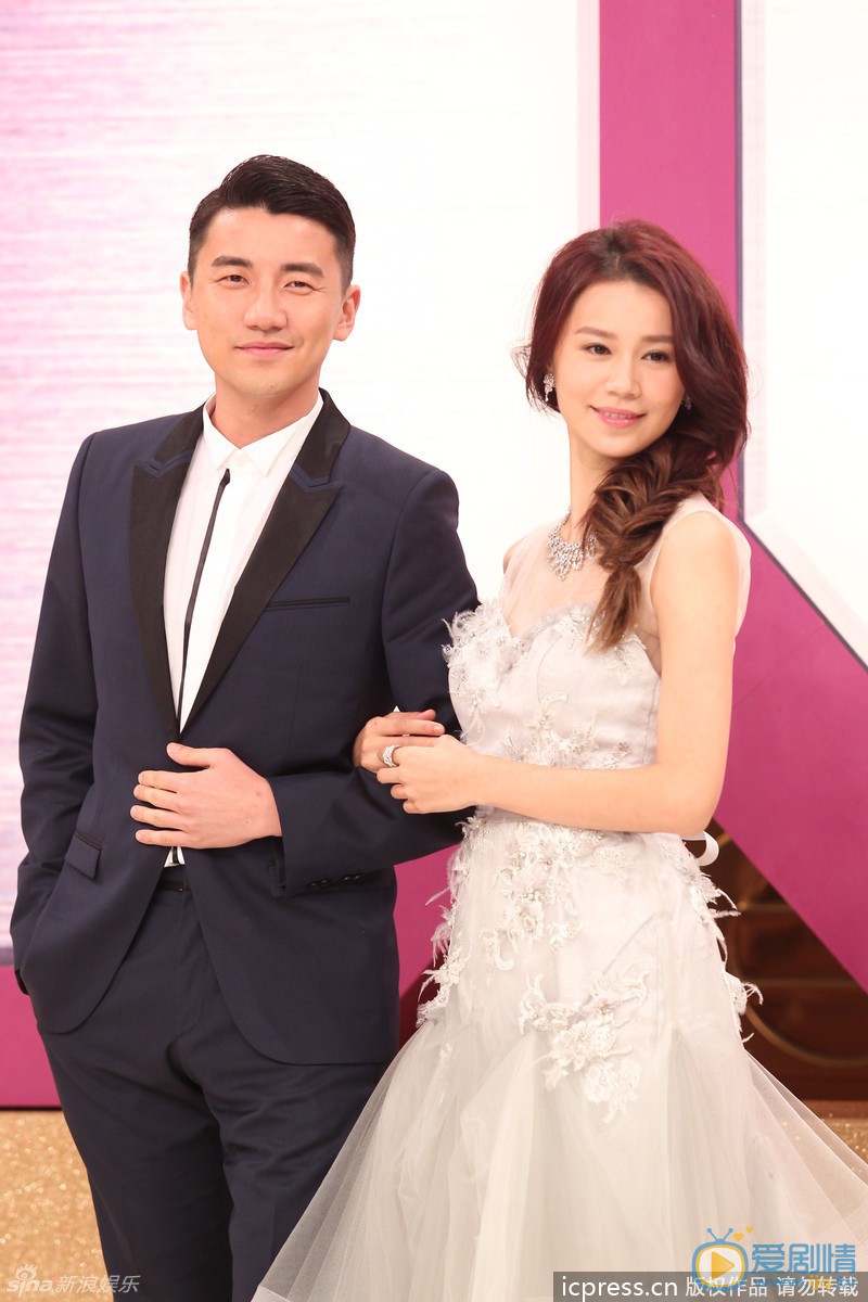 洪永城和黄翠如 12月16日晚，香港TVB2013台庆颁奖礼举行，新浪娱乐全程微博图文直播。图为TVB台庆钟嘉欣杨怡竞艳 黄忠泽吴卓羲抢镜