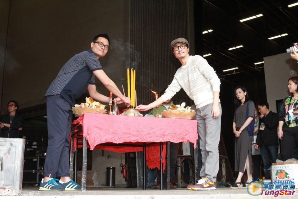 林家栋 郑中基 第三十三届香港电影金像奖颁奖典礼定于13日举行，今届司仪毛舜筠，郑中基，林家栋出席拜神仪式。对于当晚服装，毛舜筠笑言:我性感不来。TUNGSTAR/文并图
