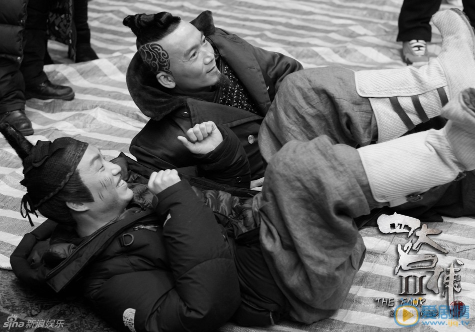 邹兆龙郑中基倒地练习 《四大名捕2》片中武打动作场面激烈，邓超、刘亦菲、邹兆龙、郑中基、江一燕、柳岩等明星都亲身上阵搏杀，受伤无数。