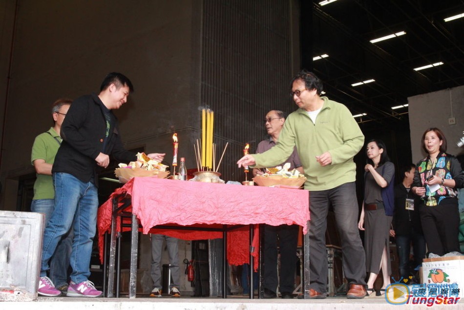刘伟强 毛舜筠 林家栋 郑中基 第三十三届香港电影金像奖颁奖典礼定于13日举行，今届司仪毛舜筠，郑中基，林家栋出席拜神仪式。对于当晚服装，毛舜筠笑言:我性感不来。TUNGSTAR/文并图