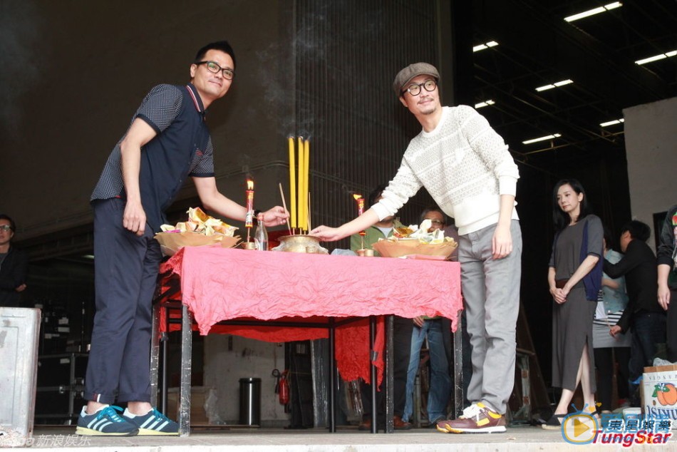 林家栋 郑中基 第三十三届香港电影金像奖颁奖典礼定于13日举行，今届司仪毛舜筠，郑中基，林家栋出席拜神仪式。对于当晚服装，毛舜筠笑言:我性感不来。TUNGSTAR/文并图
