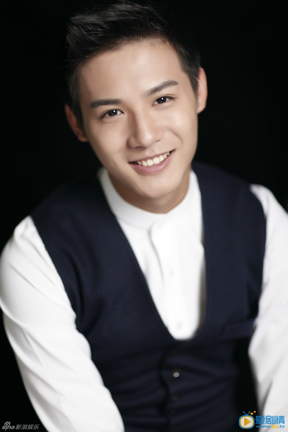 郑业成写真 郑业成彰显暖男魅力 近日，演员郑业成曝光一组全新写真，照片中郑业成身着简约小西装活力出镜，西装诱惑的背后尽展呆萌笑容，化身清新小暖男，眉宇间满满宠溺俘获人心。