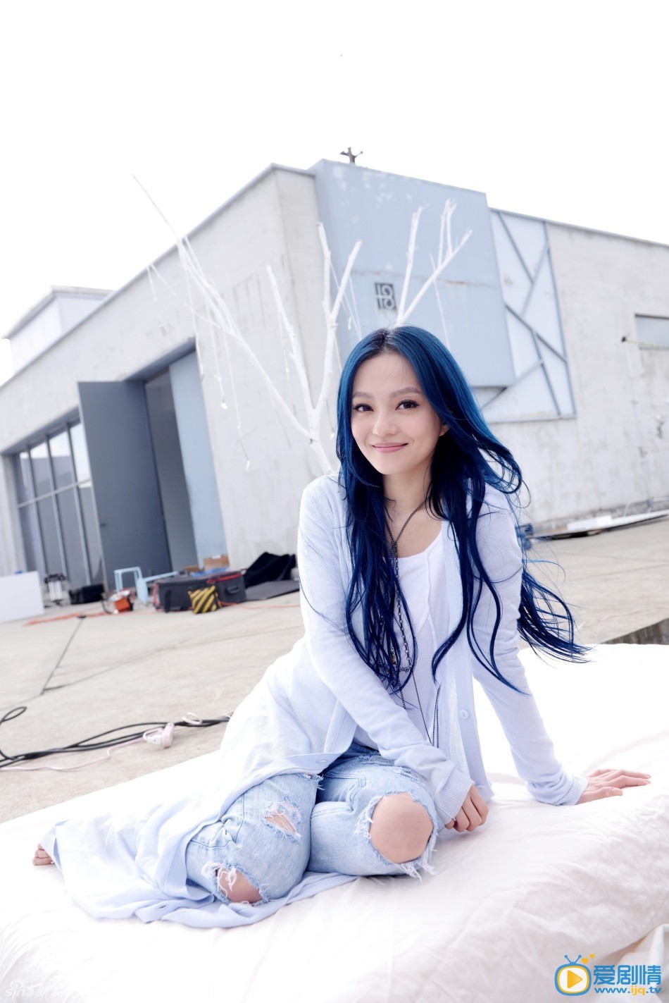 张韶涵写真 张韶涵惬意 张韶涵3月7日台北发行第八张专辑《张韶涵AngelaZhang》，今日在新浪独家首发其第四支MV《阳光空气》。