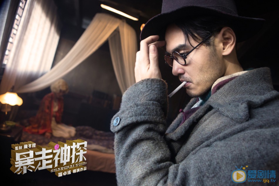 《暴走神探》单人海报-周冬雨 11月3日，电影《暴走神探》在澳门举办新闻发布会，主演阮经天、周冬雨、杨子姗上演了各自不同的&ldquo;暴走style&rdquo;片方还发布了最新的人物海报。