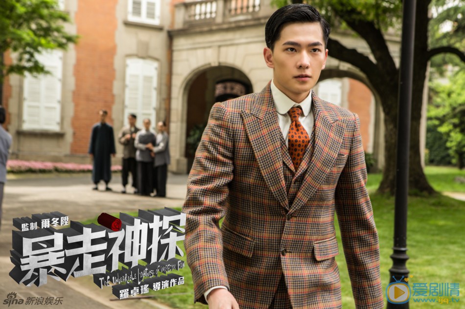 杨洋饰演富家公子 《暴走神探》曝光杨洋剧照，他的角色是一个霸气军官，导演罗卓瑶则透露他是个&ldquo;漂亮又邪恶的美少年&rdquo;；而用杨洋自己的话说，他饰演的是&ldquo;智商很高的高富帅&rdquo;。
