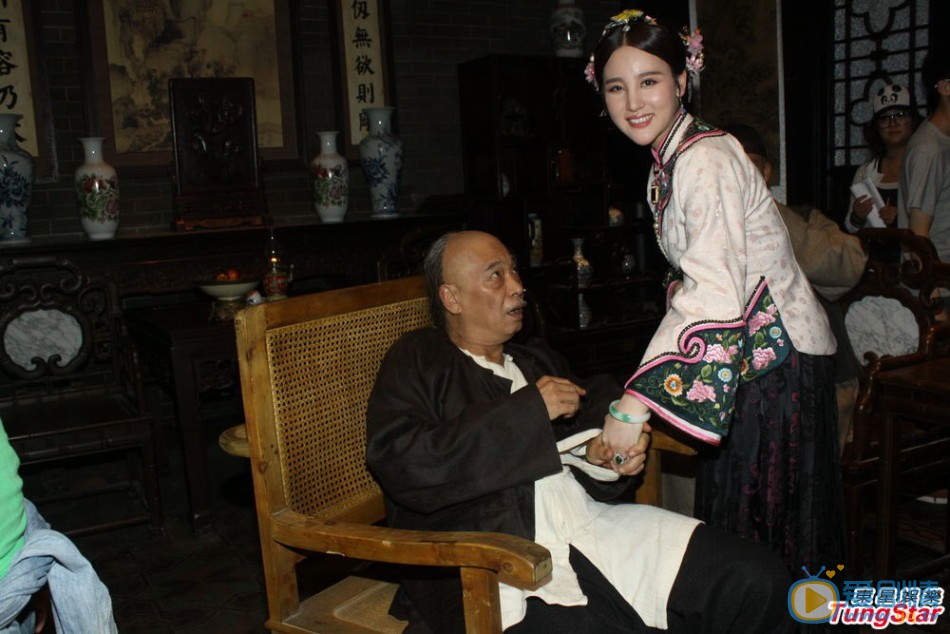 吴孟达和刘筱筱 由钟汉良、吴刚、吴孟达等主演的电视剧《十月围城》正在上海热拍，钟汉良、吴孟达两人片场搞怪不断鬼马十足。Tungstar/文并图