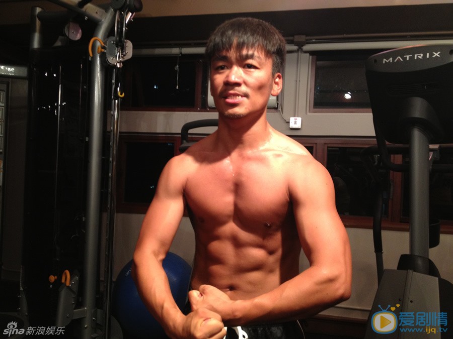 王宝强宝强性感肌肉照 王宝强展示肌肉  近日，一直以搞笑、朴实形象示人的王宝强爆出一组大尺度私下健身照片，照片中的“宝宝”表情严肃，一身健硕肌肉颇具男性魅力。