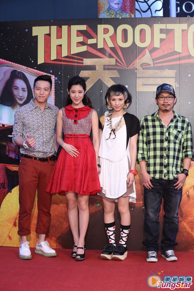 大飞、韩雨洁、魏如昀、方文山 10日周杰伦出席自导自演《天台爱情》首映被问失意金曲奖，心情大好的他难得装起可爱，假装哭喊“我好难过”，当场笑坏众人。