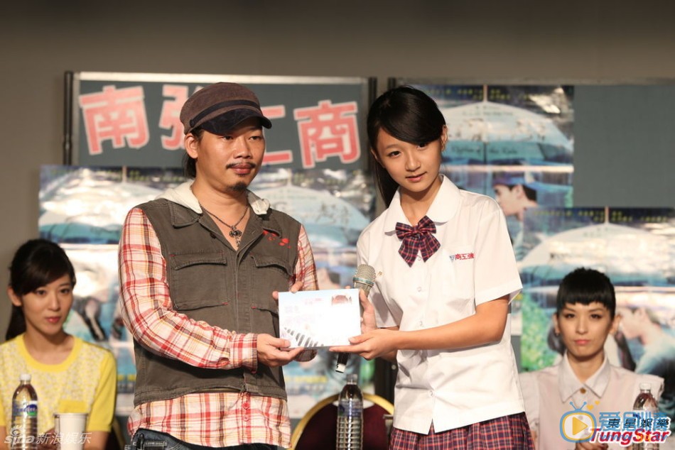 方文山、许雅涵9月16日，方文山首部导演的电影长片《听见下雨的声音》即将上映，他带着演员进校园宣传。方文山笑说拍电影最大的改变，就是人变得开朗起来。许雅涵表示想向方文山学习。